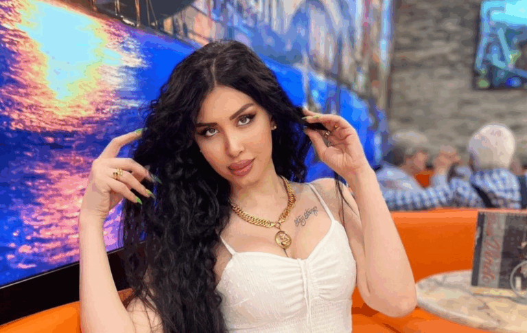 مقطع ميرا النوري مع متحول في صالون الحلاقة